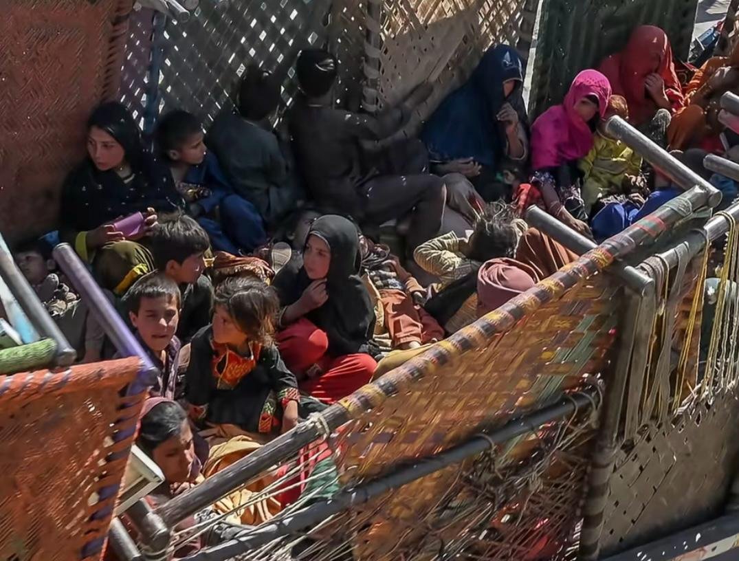 Afghan families flee Pakistan as deportations intensify